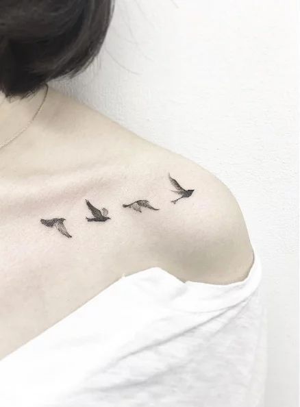 Jewerly Tattoo, Tattoo Birds, Korean Tattoo Artist, Tattoo Bird, Bone Tattoo, Korean Tattoos, Bone Tattoos, Tattoo Zeichnungen, Tiny Tattoo