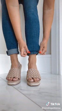 This guide shares a hack to cuff your jeans with a cleaner look. Learn how to cuff your jeans TikTok-style in this step-by-step tutorial. Roll Up Pants Hack, Cuffing Jeans, How To Knot A Tee Shirt, How To Fold Jeans, Denim Hacks, Folding Jeans, Rockabilly Looks, Rolled Cuff Jeans, Summer Dresses Casual