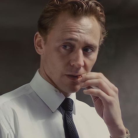 📸: Tom Hiddleston as Robert Laing on the movie “High Rise” (2015) High Rise Tom Hiddleston, Robert Laing, Tom Hiddleston High Rise, Peter Pevensie, Male Makeup, Loki Laufeyson, Tom Hiddleston Loki, Tom Hiddleston, Roman Empire