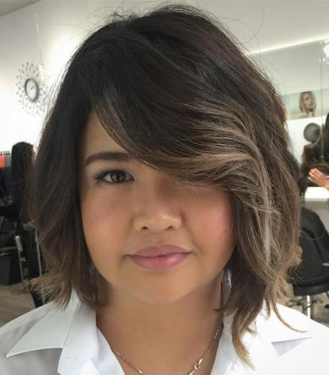 Dark Brown Side-Parted Bob Dark Hair Bobs, Bobs For Round Faces, Hot Hairstyles, Bob Haircut For Round Face, Brunette Bob, Black Curls, Short Dark Hair, Cool Blonde Hair, Round Face Shape