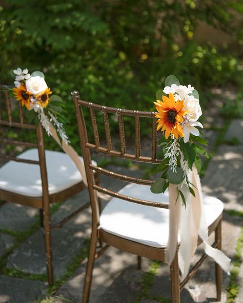 Sunflower-Inspired Wedding Décor Ideas Pew Flowers, Sunflower Wedding Decorations, Rustic Sunflower Wedding, Aisle Decorations, Sunflower Themed Wedding, Wedding Chair Decorations, Wedding Aisle Decorations, Vintage Wedding Decorations, Aisle Decor