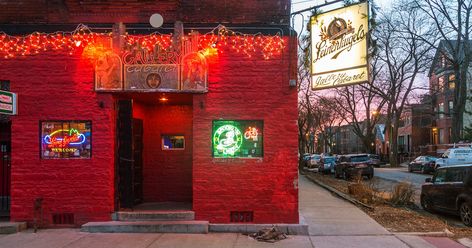 Best Corner and Dive Bars in Chicago: Gallery Cabaret | InsideHook Dive Bar Exterior, Sims Neighborhood, Dive Bar Ideas, Scott Pilgrim Game, Grunge Bar, The Last Rodeo, Old Bars, Chicken Bar, Grunge Decor