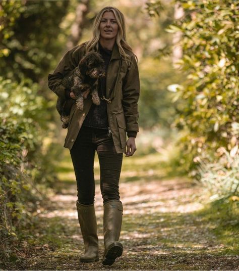 Hunting Outfit Aesthetic, Old English Style Clothes, English Country Lifestyle, Hunting Women Outfit, British Country Outfits, Schoffel Woman Outfit, Hunting Outfit Women, English Country Outfits, Country Walk Outfit