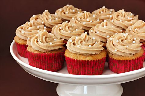 Vanilla Chai Cupcakes, Chai Cupcake Recipe, Chai Cupcakes, Chocolate Frosting Recipes, Cupcake Recipes Chocolate, Gimme Some Oven, Vanilla Chai, Köstliche Desserts, Sweets Treats