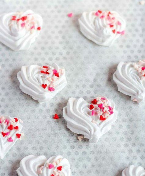 Meringue Cookie Recipe, Meringue Pavlova, Meringue Desserts, Valentines Day Ideas, Meringue Recipe, Meringue Cake, Cupcake Icing, Meringue Cookies, Valentines Food