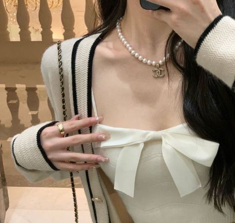 Blair Waldorf Aesthetic, Women Birthday Party, San Myshuno, Saturn Necklace, Rich Girl Aesthetic, Classy Aesthetic, Women Birthday, Blair Waldorf, Retro Jewelry