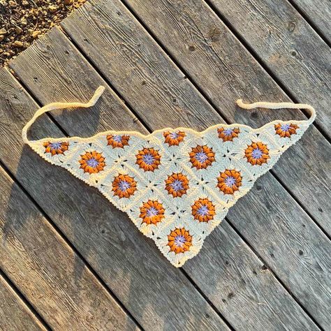 Granny Square Bandana Granny Square Bandana Pattern, Free Crochet Bandana, Granny Square Bandana, Crochet Bandana Pattern, Crochet Triangles, Craft Paper Design, Cool Crochet, Afghans Crochet, Bandana Pattern