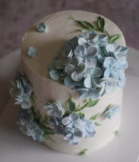 Hydrangea Birthday Cake, Hydrangea Cake Ideas, Blue Hydrangea Cake, Hydrangea Cakes, Buttercream Hydrangea, Hydrangea Wedding Cake, Blue Baby Shower Cake, Dessert Styling, Wedding Cake Hydrangea