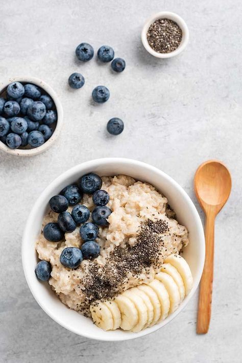 Blueberry flaxseed oatmeal is the perfect breakfast. Healthy, filling, and packed with flavor, this recipe is the right way to start your day. Porridge Healthy, Food Photography Fruit, Best Vegan Breakfast, Oatmeal For Breakfast, Healthy Breakfast Meal Prep, Breakfast Recipes Easy Quick, Healthy Breakfast On The Go, Breakfast Porridge, Healthy Cereal