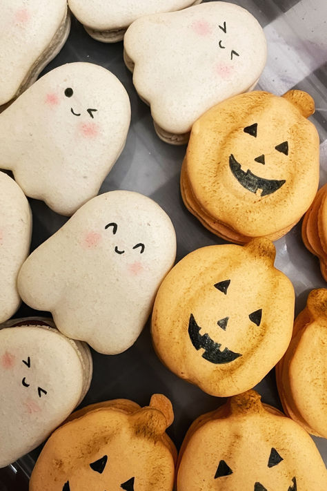 Cute ghosts and grinning jack-o-lanterns! Who knew halloween could get this adorable? Ghost Macaron Template, Ghost Muffins, Ghost Macarons, Muffin Halloween, Macaron Designs, Halloween Macarons, Halloween Muffins, Ghost Food, Macaron Ideas