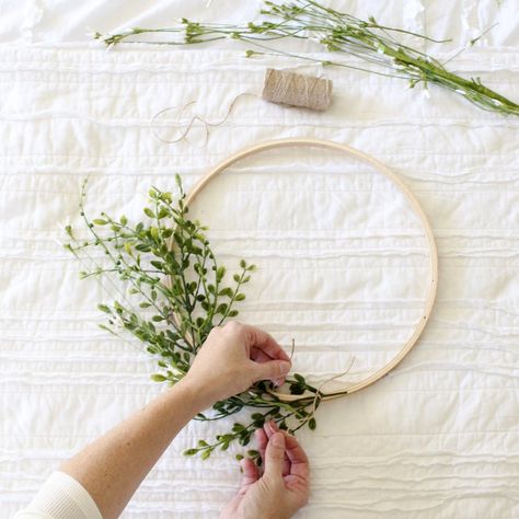 Hi there, friends! By popular demand, here is a simple DIY tutorial on these cheap and charming embroidery hoop wreaths! This project doesn't cost much, and yet it makes a big statement--make just one for your front door, a trio of wreaths to hang as an indoor mobile, or, if you're feeling cray (l Embroidery Hoop Wreath, Embroidery Hoop Decor, Diy Floral Wreath, Embroidery Hoop Crafts, Diy Props, Wreath Project, Fleurs Diy, Cotton Stems, Trendy Diy