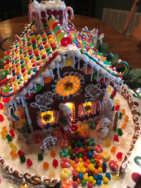 Homemade Gingerbread House, Gingerbread House Ideas, Gingerbread House Candy, Gingerbread House Designs, Gingerbread House Cookies, The Best Dessert, Christmas Dreaming, Gingerbread Christmas Decor, Gingerbread House Decorations