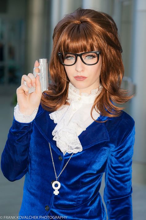 Austin Powers #cosplay | 2017 WonderCon Austin Powers Dog Costume, Austin Powers Hairstyles, Diy Austin Powers Costume, Austin Powers Cosplay, Austen Powers Costume, Austin Powers Makeup, Austin Powers Women Costume, Iconic Character Outfits, Austin Powers Costume Female