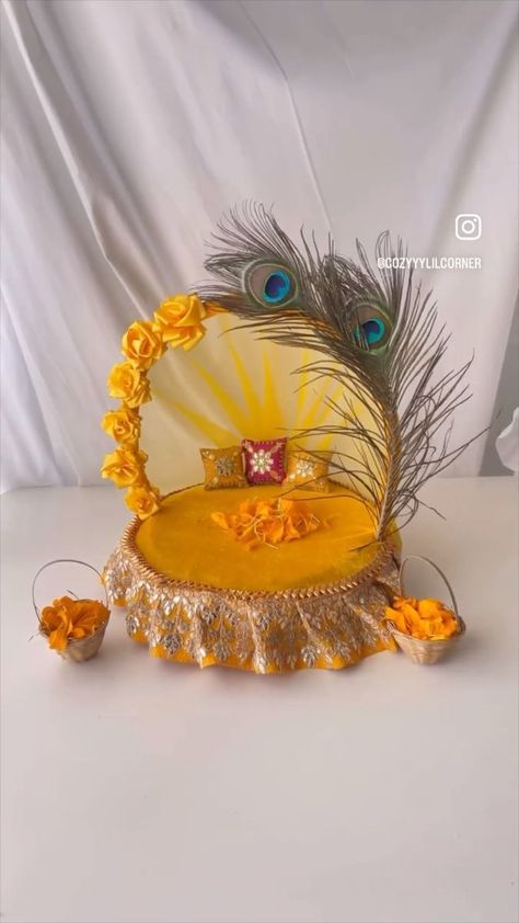 Haldi Platter, Show Ideas, Wedding Platters, Thali Decoration Ideas, Janmashtami Decoration, Diwali Decorations At Home, Wedding Gift Pack, Creative Wedding Gifts, Bridal Gift Wrapping Ideas