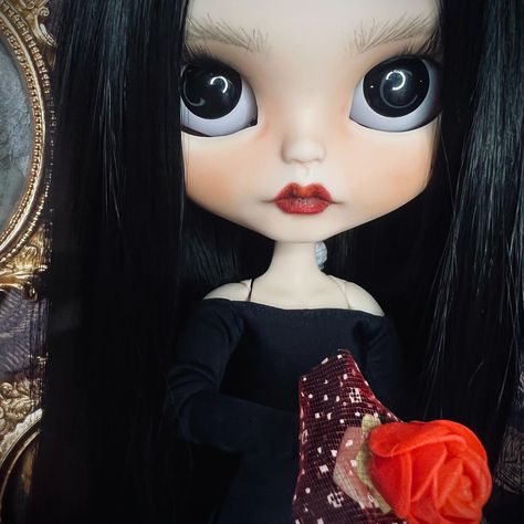 Morticia Addams Blythe Doll Blythe Dolls Black Hair No Bangs, Blythe Dolls Black Hair Brown Eyes, Goth Blythe Dolls, Blythe Doll Pfp, Blythe Dolls Black Hair, Blythe Dolls Cute, Black Hair Black Eyes, Dark Green Hair, American Girl Doll House