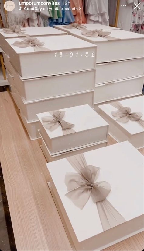 Bridesmaid Hamper, Luxury Packaging Design, Bridal Gift Wrapping Ideas, Packaging Ideas Business, Gift Wrapping Inspiration, Pre Wedding Party, Bachelorette Party Bride, Groomsmen Proposal, Bridesmaid Box