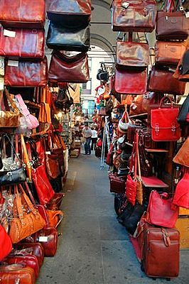 Leather market in Florence aka HEAVEN ON EARTH. hopefully i'll see you again soon! :) Florence Market, San Lorenzo Market, Florence Travel Guide, Shopping In Italy, Indoor Markets, Visit Florence, Florence Travel, Outdoor Market, San Lorenzo