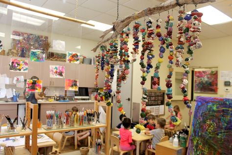 This image represents the Reggio Emilia philosophy where the children are creating diverse environments within Emergent curriculum. Reggio Alphabet, Reggio Emilia Art, Infant Learning, Reggio Children, Reggio Emilia Classroom, Emergent Curriculum, Preschool Designs, Reggio Emilia Approach, Reggio Inspired Classrooms