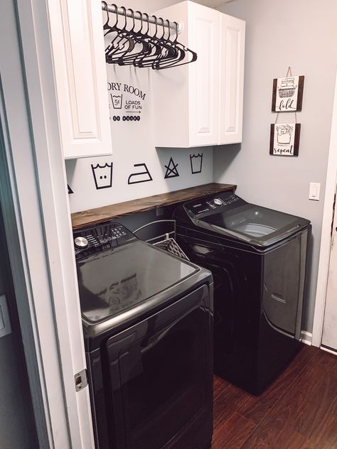 Laundry Wallpaper, Wallpaper Laundry, Small Laundry Closet, Laundry Closet Makeover, Laundry Room Decor Ideas, Decoration Hacks, Laundry Room Update, Laundy Room, Small Laundry Room Makeover