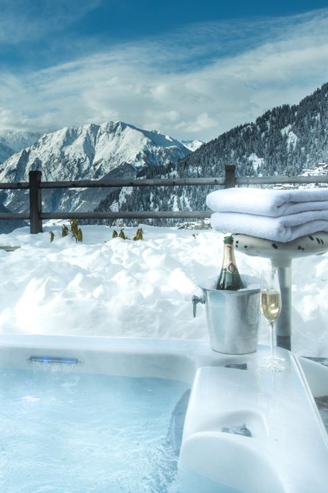 The luxurious outdoor hot tub jacuzzi on the terrace balcony of luxury Swiss ski chalet Chalet Rock in Verbier, Switzerland. Enjoy a glass of chilled champagne whilst relaxing and looking over the stunning mountain and forest views below. Hot Tub Aesthetic, Tub Aesthetic, Ski Trip Aesthetic, Skiing Aesthetic, Luxury Ski Chalet, Ski House, Snow Trip, Ski Vacation, Luxury Ski