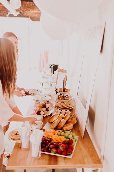 Wedding Morning Ideas Getting Ready, Bridal Suite Breakfast Bar, Morning Of Wedding Food Bridesmaid, Bridesmaid Getting Ready Food, Wedding Morning Mimosa Bar, Wedding Getting Ready Decorations, Bridal Brunch Wedding Day, Wedding Morning Of Breakfast, Bridal Morning Of Wedding Food