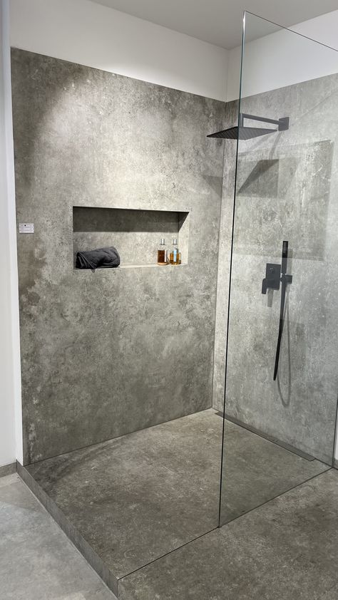 Concrete Bathroom Shower Modern, Cement Washroom, Concrete Style Bathroom, Modern Cement Bathroom, Cement Shower Ideas, Cement Shower Walls, Concrete Shower Ideas, Cement Interior Design, Cement Bathroom Ideas