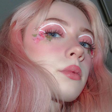 Makeup inspo, fairy makeup, grunge makeup, pink makeup, y2k makeup, makeup looks, egirl aesthetic, flower makeup, graphic eyeliner Flower Inspired Makeup Looks, Floral Makeup Aesthetic, Pink Aesthetic Makeup Looks, Pink Flower Makeup Looks, Flower Elf Makeup, Cherry Blossom Makeup Look, Rose Makeup Look Flower, Rose Makeup Flower, Pink Emo Makeup