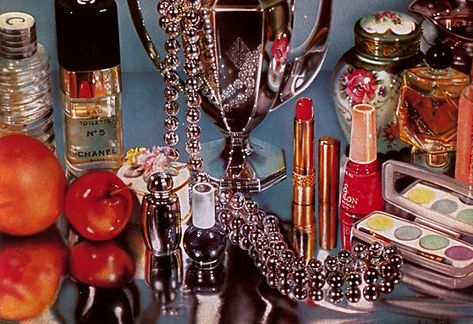 How Hyperrealism Art Evolved From Realistic Drawings to False Realities Audrey Flack, Velvet Goldmine, Fran Fine, Maximalism, Jolie Photo, Foto Inspiration, Vintage Aesthetic, All Art, The Well