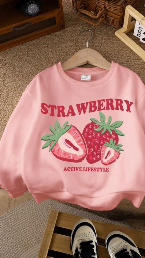 THIS IS SO CUTE OMGG 🌸👍 Maximalist Sweater, Pink Winter Clothes, Simple Preppy Outfits, Kawaii Clothes Pink, Strawberry Clothes, Preppy Christmas List, Cute Winter Clothes, Preppy Wishlist, Pink Outfits Aesthetic