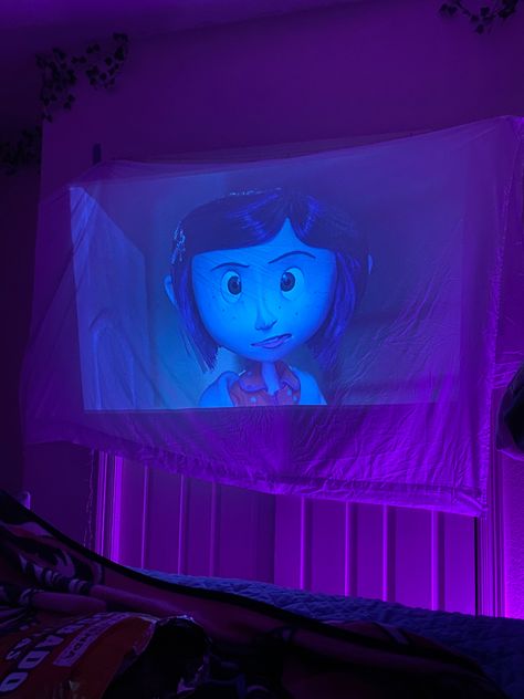 Coraline Going Through The Tunnel, Coraline Bedroom, Coraline Decorations, Nightmare Aesthetic, Coraline Core, Coraline Movie, Coraline Aesthetic, Coraline Jones, Black Memes