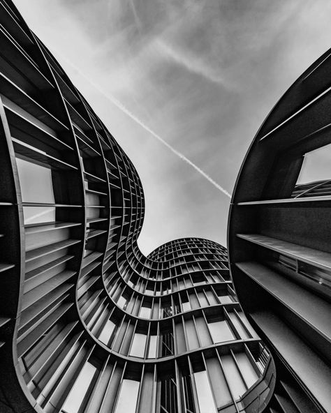 B&w Landscape Photography, Black And White Urban Photography, B W Photography, B&w Photography, Black And White Photography Ideas, Architecture Black And White, Black And White Building, Black White Images, Circular Buildings