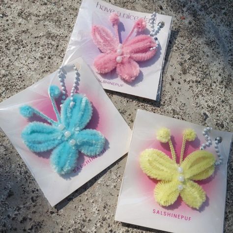 Fuzzy Wire Crafts, Pipe Cleaner Keychain, Fuzzy Wire, How To Make Keychains, Diy Bouquet Wrap, Pipe Cleaner Flowers, Luxury Flower Bouquets, Handmade Gifts Diy, Tiny Gifts