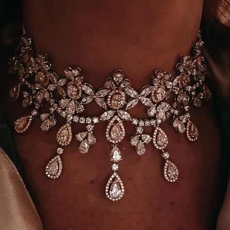 Beauty Pageant Aesthetic, Royal Diamond, Bridal Diamond Necklace, Neck Pieces Jewelry, Jewellery Design Sketches, Expensive Jewelry Luxury, Diamond Necklace Set, Diamond Choker, Necklaces And Bracelets