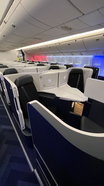 Air France Business Class Cabin, Business Class Aesthetic, Business Class Flight Outfit, Blair Core, Business Flight, Air Aesthetic, First Class Flight, Business Class Travel, Business Class Flights