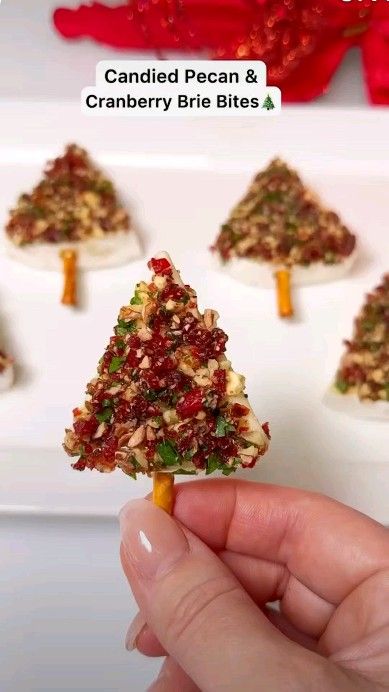 Cocinando para tí | These bite-sized Christmas tree appetizers are the perfect mix of sweet and savory. Made with creamy Brie, honey, pretzel sticks, candied... | Instagram Brie Christmas, Christmas Tree Appetizers, Holiday Brie, Christmas Canapes, Christmas Luncheon, Brie Appetizer, Brie Bites, Best Appetizer Recipes, Pretzel Sticks