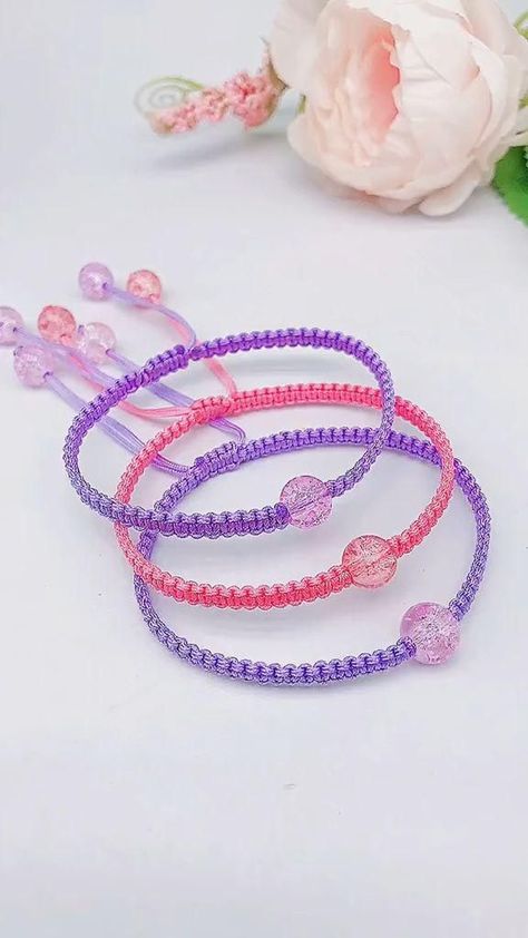 Pin en Crafts Bff Bracelets Diy Beads, How To Make Friendship Band, Diy Gelang Tali, String Bracelet With Beads, String Necklace Diy, Bracelets With Beads, Simpul Makrame, قلادات متدلية, Pola Macrame