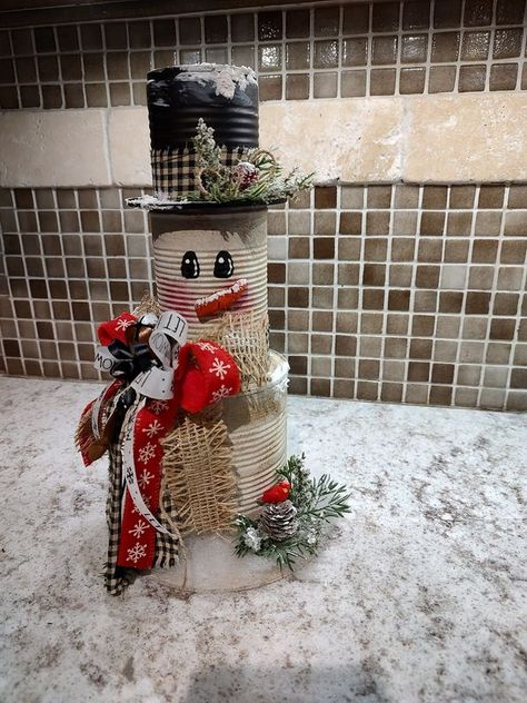 Scarecrow Made Out Of Tin Cans, Christmas Coffee Can Crafts, Snowman Made Out Of Tin Cans, Christmas Tin Cans, Tin Can Snowman Crafts, Tin Can Scarecrow, Coffee Can Snowman, Christmas Tin Can Crafts Ideas, Tin Can Snowman