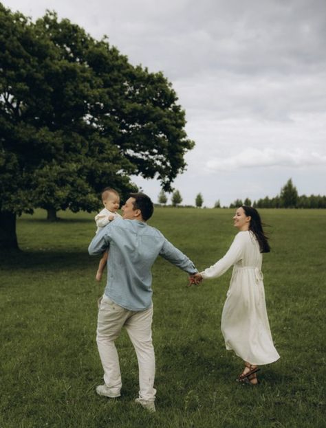 Family Outfits For Photoshoot, Family Photos In A Creek, Family Photoshoot In Park, Family Candid Photos, Family Park Photoshoot, Outdoor Family Photo Outfits Summer, Poses For Family Of 3, Aesthetic Family Photoshoot, Baby Outdoor Photoshoot