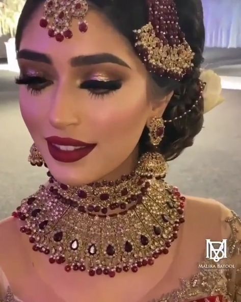 Brides With Red Hair, Lengha Makeup Looks, South Asian Bridal Makeup, Bridal Make Up Indian, Glam Makeup Gold, Boho Wedding Dress Lace Vintage, Punjabi Bridal Makeup, Indian Bride Jewelry, Wedding Dress Lace Vintage