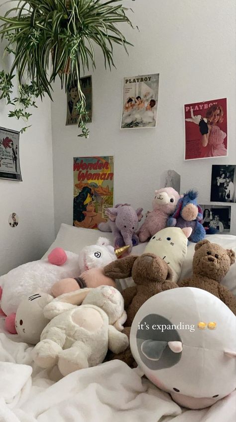 Plush On Bed Aesthetic, Bed Full Of Plushies, Plushies On Bed Aesthetic, Bed With Plushies, Light Minimalist Aesthetic, Room Organisation, Apartment View, Room Stuff, Room Desk