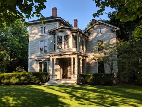 Concord Massachusetts Colonial Townhouse, Modern Log Cabins, American Mansions, Concord Massachusetts, Victorian Modern, Victorian Farmhouse, Architectural Styles, Victorian Houses, Beautiful Houses