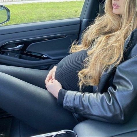 Pregnant With A Girl, Cute Pregnancy Pictures, Pregnancy Belly Photos, Pretty Pregnant, One Percent, Cute Maternity Outfits, Pregnancy Looks, Future Mom