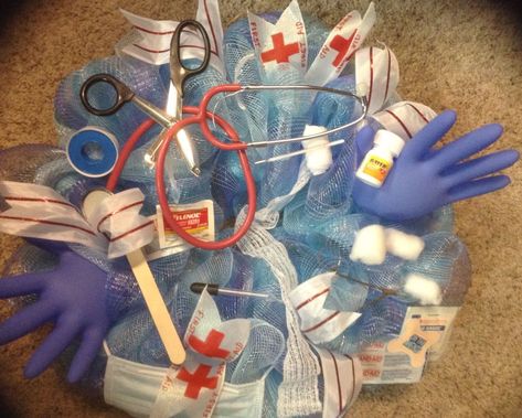 Divergent Medical Equipment Ideas #medicalfield #MedicalSuppliesTreats Medical Wreath Ideas, Centerpieces Prom, Hospital Wreath, Nurse Wreath, Surgical Scissors, Nurse Crafts, Mesh Crafts, Tongue Depressor, Victorian Wreath