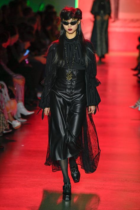 Dark Maximalism Fashion, Dark Maximalism Outfits, Goth Maximalism, Goth Runway, Dark Maximalism, Maximalism Fashion, Anna Sui Runway, Rock Dress, Vampire Fashion