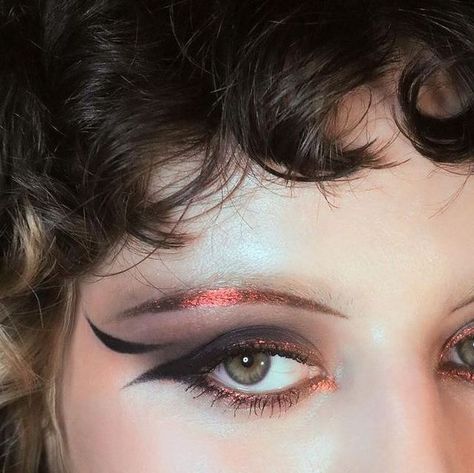 KALEIDOS on Instagram: "Hell-raising pigment, extended longwear, and spine-tingling shine – it’s okay to freak out! 🖤 @teodora.verman’s effortless eyes are a true treat to behold. 😈✨ Products: 🕸️ Flowing Haze Quad Palette 🕸️ Epiphany Glow Melt-On Eyeliner in ‘Tourmaline’ Grab all your Halloween needs at kaleidosmakeup.com! #Kaleidoseye #multichromemakeup #retroaesthetic #editorialmakeup" Cabaret Makeup, Met Gala Makeup, Kaleidos Makeup, Artsy Makeup, Alt Makeup, Fun Makeup, Lots Of Makeup, Alternative Makeup, Cool Makeup