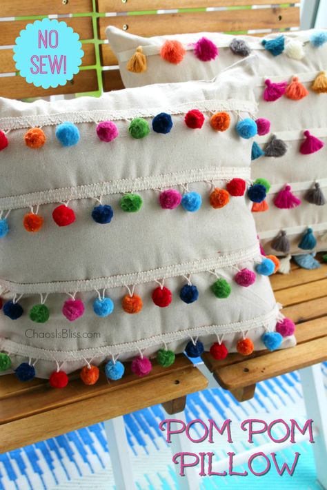 You won't believe how easy it is to make this DIY No Sew Pom Pom Pillow! Pom Pom Pillow, Pillows Decorative Diy, Diy Unicorn, Pom Pom Pillows, Tassel Pillow, White Decorative Pillows, Cushion Cover Designs, Pom Pom Crafts, Decorative Pillows Couch