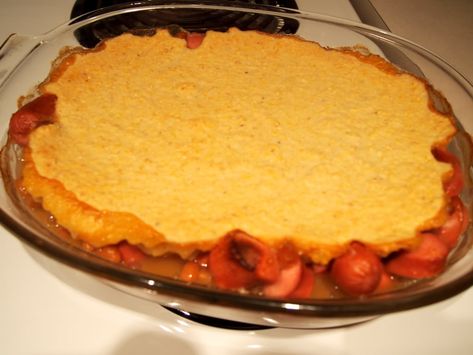 LARRY THE CABLE GUY'S "BEANIE WEENIE CORNBREAD CASSEROLE" He showed this on Live with Kelly and it was so tasty! Beans And Weenies, Pork And Beans Recipe, Baked Hot Dogs, Cornbread Casserole Recipe, Beans And Cornbread, Bread Toppings, Cornbread Casserole, Rose Recipes, Sweet Cornbread