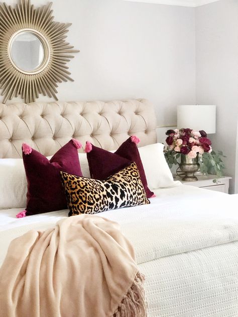 Fall and autumn decor in the guest bedroom. @littlelattihouse Burgundy And Blush Living Room, Pink And Burgundy Bedroom, Condo Goals, Burgundy Bedroom Ideas, Room Decor Ideas For Couples, Burgundy Room, Burgundy Bedroom, Burgundy Decor, House Styling