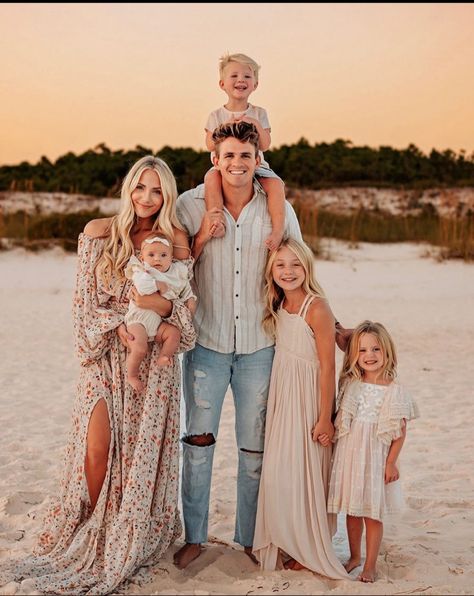 Fall Beach Outfits For Family Pictures, Family Photo Sessions Beach, Family Beach Pictures Poses Outfit Ideas, Neutral Family Beach Picture Outfits, Beach Family Photos Outfits 2023, Beach Photo Clothing Ideas Family Pics, Light Neutral Outfit Ideas, Neutral Family Beach Pictures, Fall Beach Family Pictures