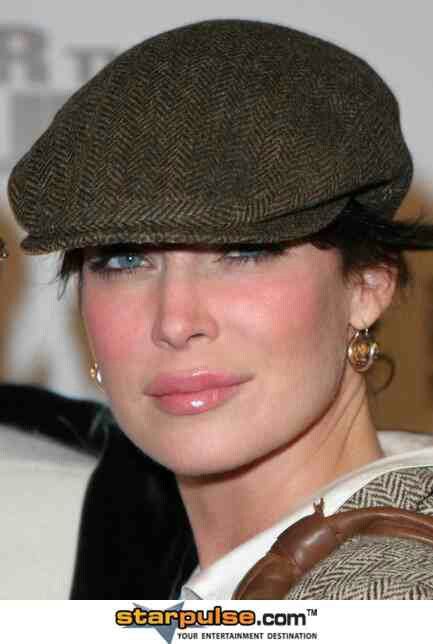 Lara Flynn Boyle was married two times once to John Patrick Dee lll from 1996 to 1998 and Donald Ray Thomas 2006 to present Newsboy Hat Outfit, Mode Style Anglais, Lara Flynn Boyle, Countryside Fashion, French Beret Hat, Waxed Cotton Jacket, Moda Chic, Kate Middleton Style, Love Hat